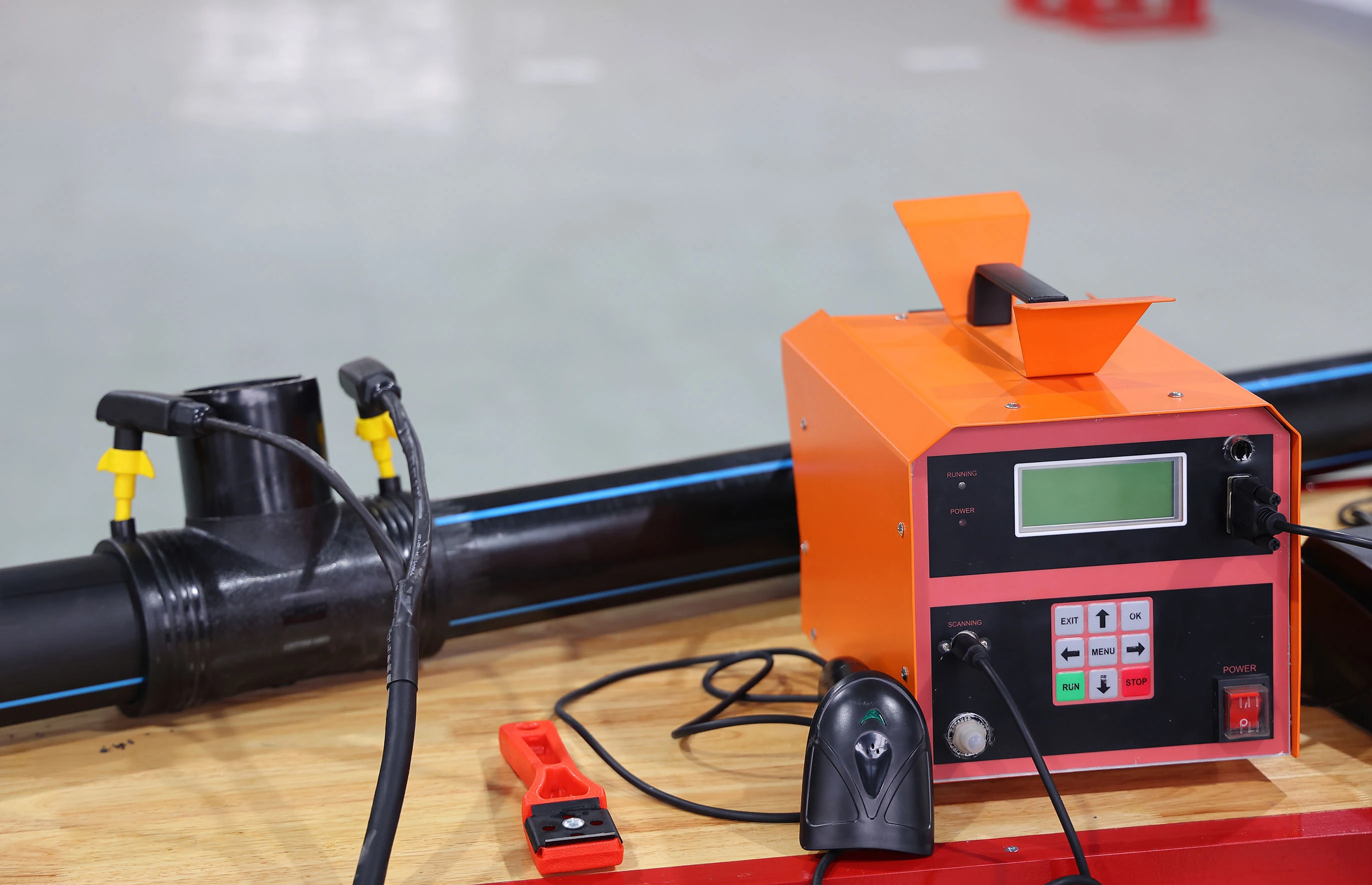 Wie verwendet man ein Elektrofusionsschweißgerät für HDPE-Rohrverschraubungen?